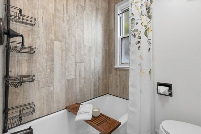 Lots of storage in the tub. | Image 25
