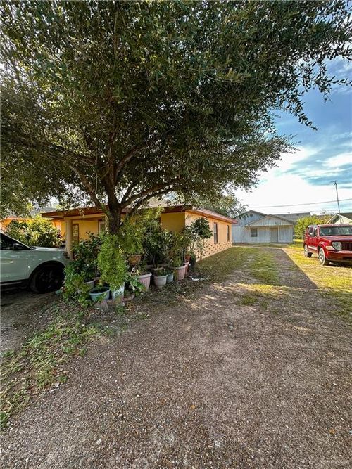 229 W 4th St, La Joya, TX, 78560-4275 | Card Image