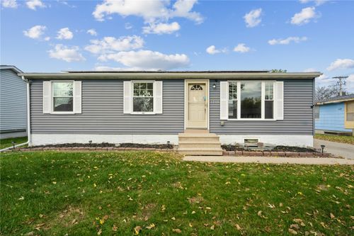 1210 Cress Pkwy, Hiawatha, IA, 52233-1842 | Card Image