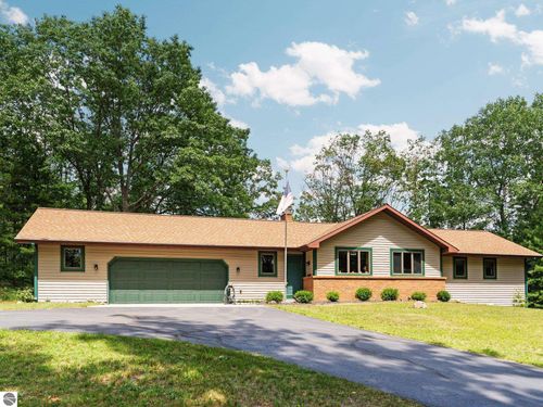 6515 E 26 1/4 Rd, Cadillac, MI, 49601-8170 | Card Image