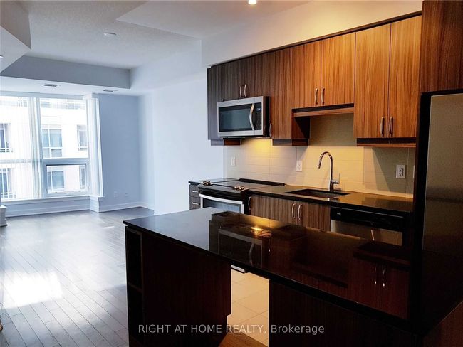 SW608 - 9191 Yonge St, Condo with 2 bedrooms, 2 bathrooms and 1 parking in Richmond Hill ON | Image 10
