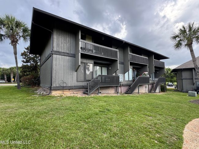 Back view of Lanai Bldg H | Image 6