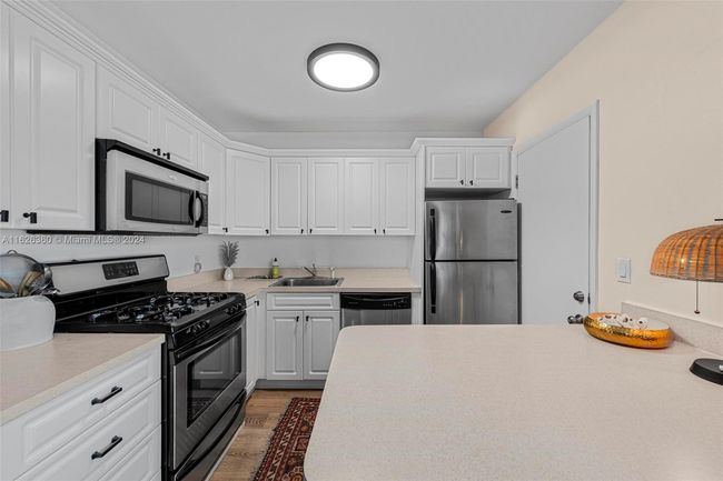 APT-7 - 2858 Pine Tree Dr, Condo with 1 bedrooms, 2 bathrooms and null parking in Miami Beach FL | Image 7