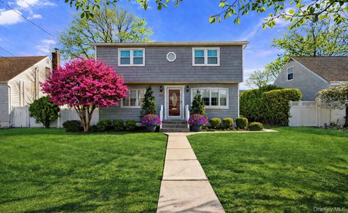 102 Commonwealth Avenue, Oyster Bay, NY, 11758 | Card Image