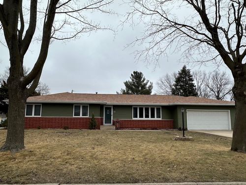 104 Hilltop Dr, Charles City, IA, 50616-1623 | Card Image