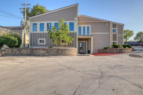 2741 W Layton Ave, Greenfield, WI, 53221-2600 | Card Image