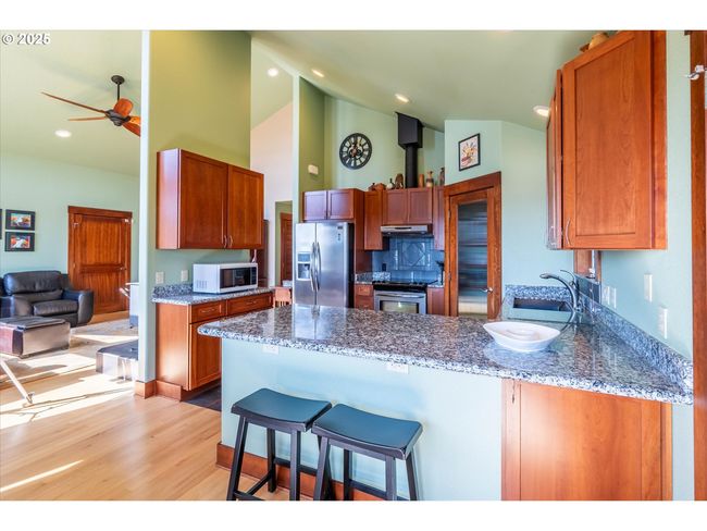 Kitchen-Breakfast Bar | Image 12