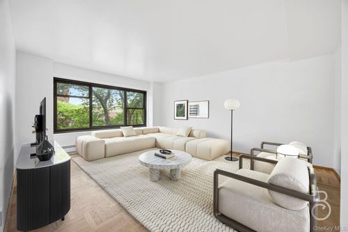 4c-33-52 Crescent St, Astoria, NY, 11106-3832 | Card Image