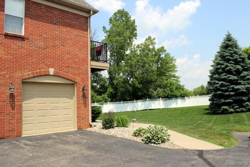 12-23413 Williamsburg Cir, Woodhaven, MI, 48183-3364 | Card Image