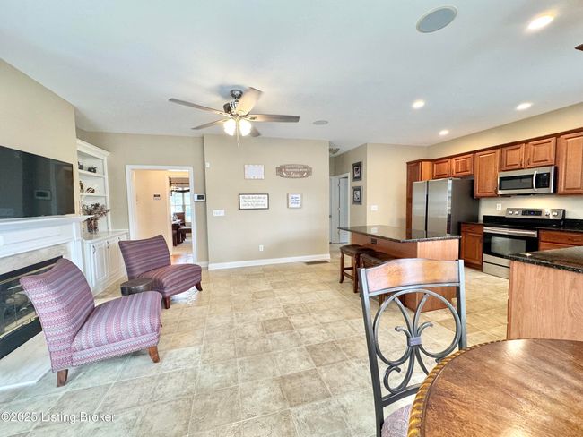 Kitchen/sitting area/breakfast area | Image 17