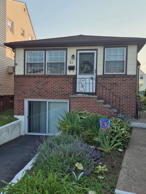 31 Suburbia Ct, Jersey City, NJ, 07305-1225 | Card Image
