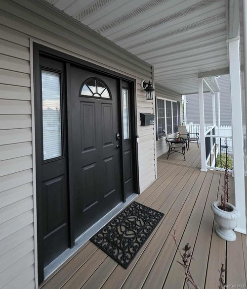 106 Surf Rd, Lindenhurst, NY, 11757-6638 | Card Image