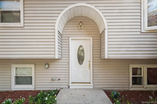 42 Mesa Pl, Nanuet, NY, 10954-5901 | Card Image