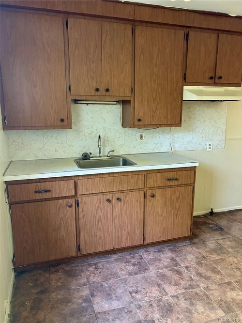 19249 Kelly Rd, Harper Woods, MI, 48225-1901 | Card Image