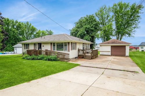 819 Valley St, Center Point, IA, 52213-9355 | Card Image