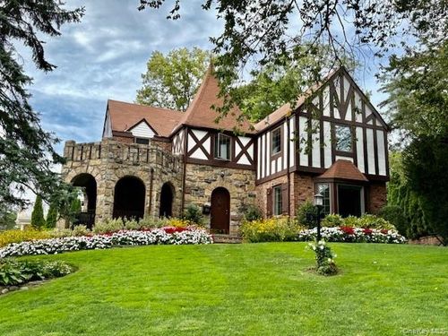 5 Rockcrest Rd, Manhasset, NY, 11030-3416 | Card Image