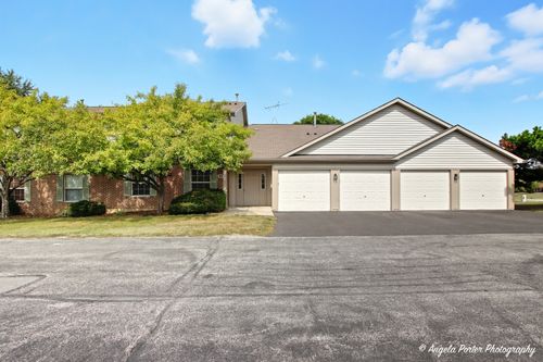 unit-2-924 N Village Dr, Round Lake Beach, IL, 60073-5506 | Card Image