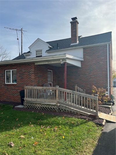 300 W Elizabeth St, House other with 3 bedrooms, 2 bathrooms and 1 parking in Neshannock Twp PA | Image 3