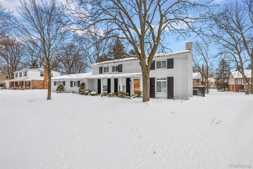 30012 Briarton St, Farmington Hills, MI, 48331-2252 | Card Image