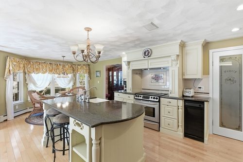 15 Nichols St, North Reading, MA, 01864-3105 | Card Image