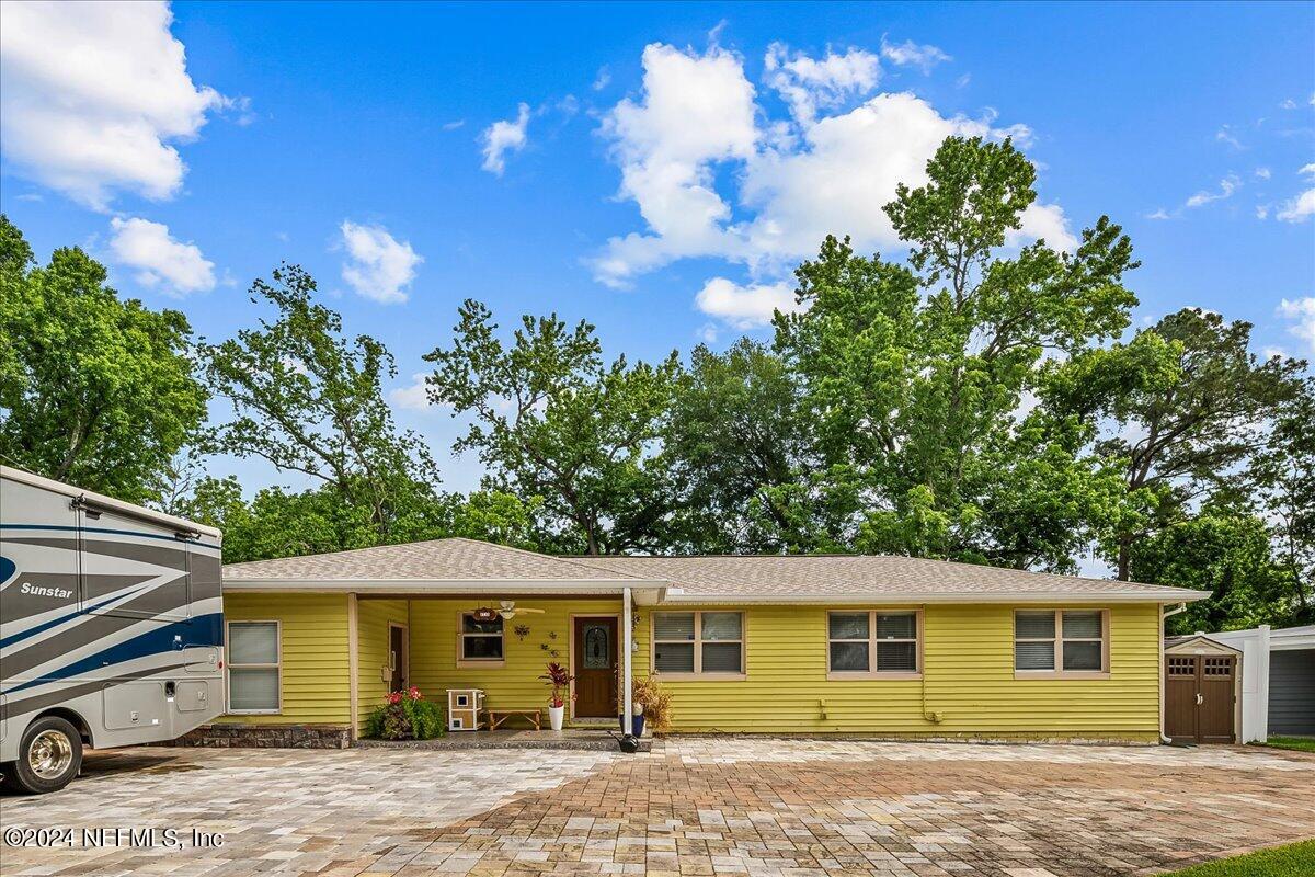 Snow White Dr, Jacksonville, FL 32210