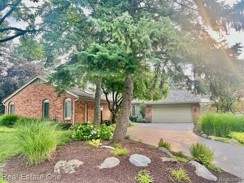 3932 Maple Hill St E, West Bloomfield, MI, 48323-1741 | Card Image