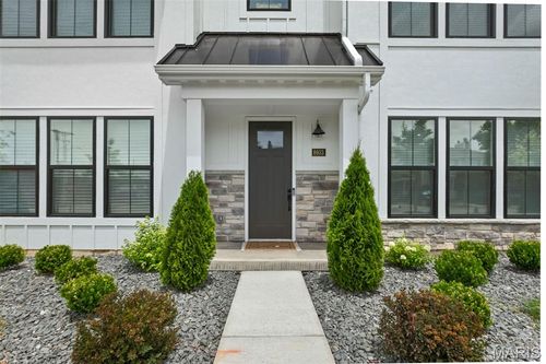 8933 Eager Rd, Saint Louis, MO, 63144-1207 | Card Image