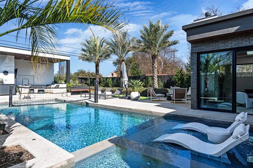 30 Chalmers Ave, Austin, TX, 78702-5400 | Card Image