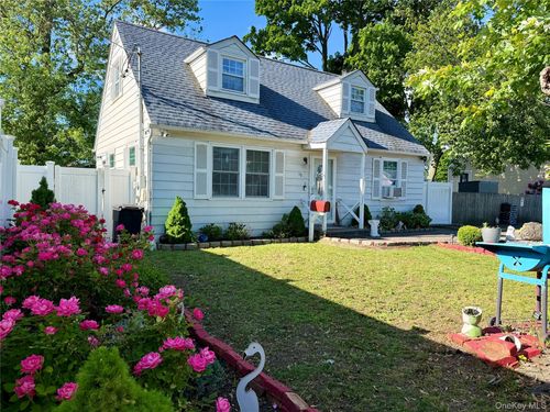 19 3rd St, Lindenhurst, NY, 11757-1324 | Card Image