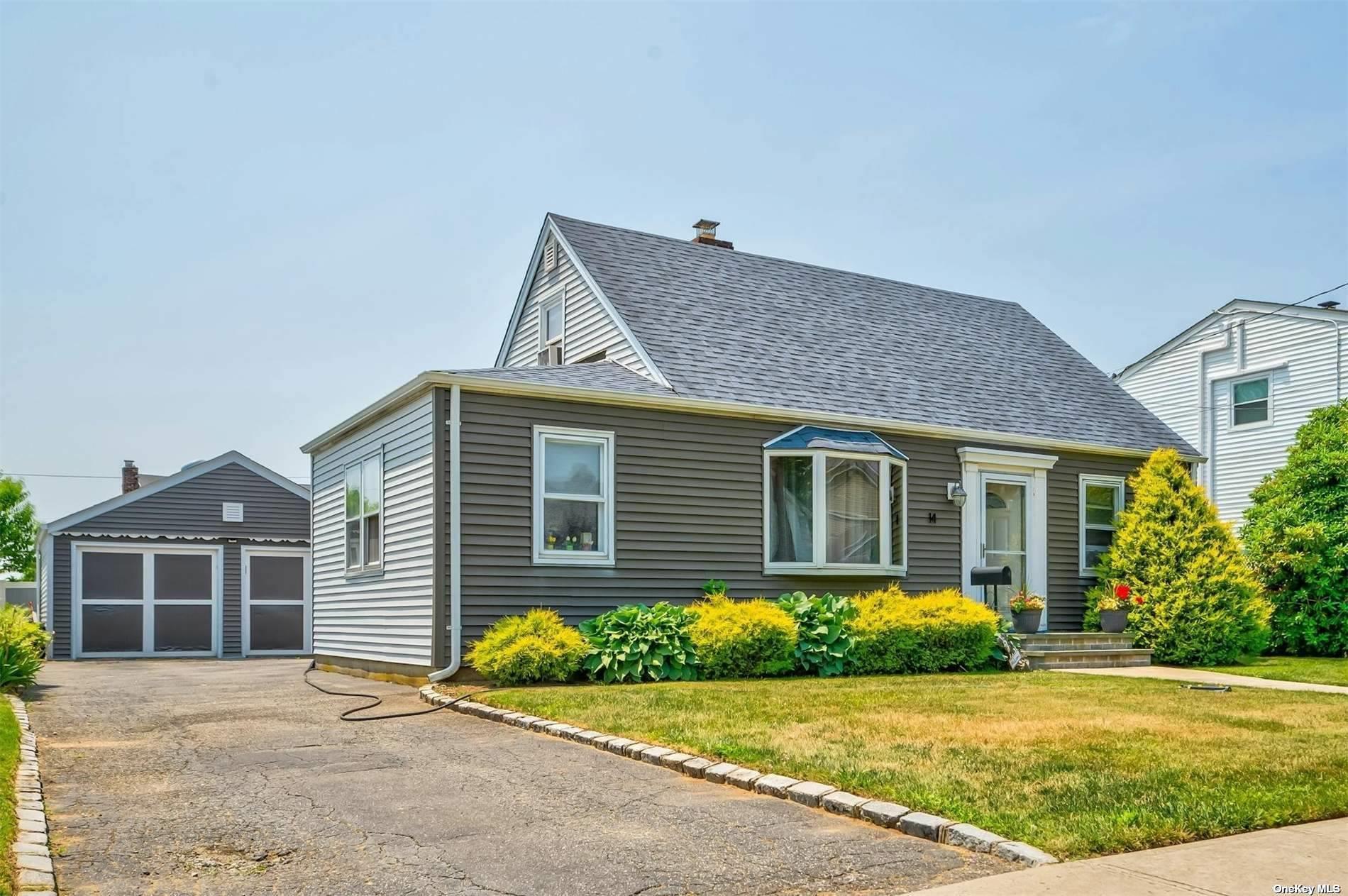 Crescent Dr, Farmingdale, NY 11735