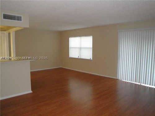 i208-18111 Nw 68th Ave, Hialeah, FL, 33015-3956 | Card Image