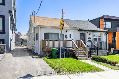 285 Robina Ave, York, ON, M6C3Y9 | Card Image