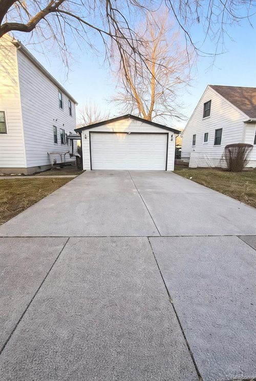 764 White Ave, Lincoln Park, MI, 48146-2895 | Card Image