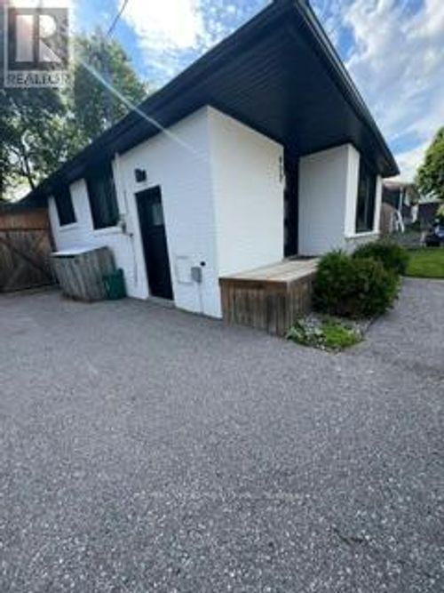 922 Centre St N, Whitby, ON, L1N4V1 | Card Image