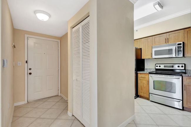 APT-302 - 6510 Emerald Dunes Dr, Condo with 2 bedrooms, 2 bathrooms and null parking in West Palm Beach FL | Image 8