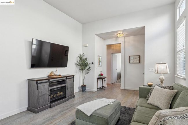 664 Prince Albert Way, Home with 2 bedrooms, 2 bathrooms and 1 parking in Brentwood CA | Image 17