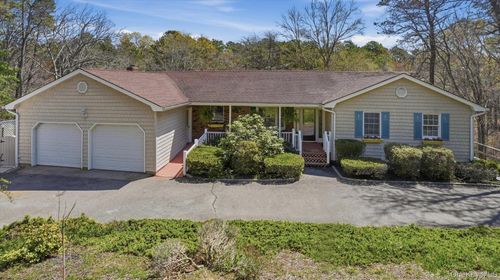 18 Beaver Ln W, Westhampton, NY, 11977-1201 | Card Image