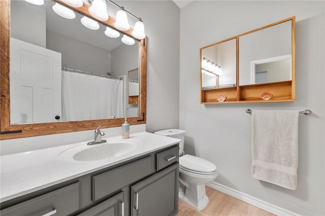 The secondary bedrooms share a full guest bathroom with a tub/shower combo. | Image 20