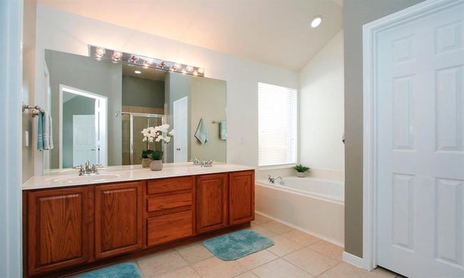 En-suite bath features dual sinks, separate shower, garden tub and huge walk-in closet! | Image 20