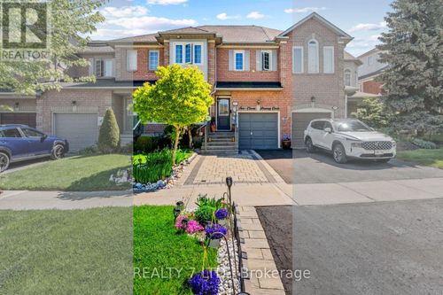 211 Downey Cir, Aurora, ON, L4G7E8 | Card Image