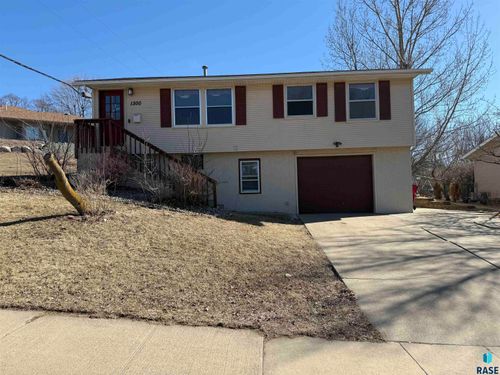 1300 S Point Dr Drive, Sioux Falls, SD, 57103-3436 | Card Image