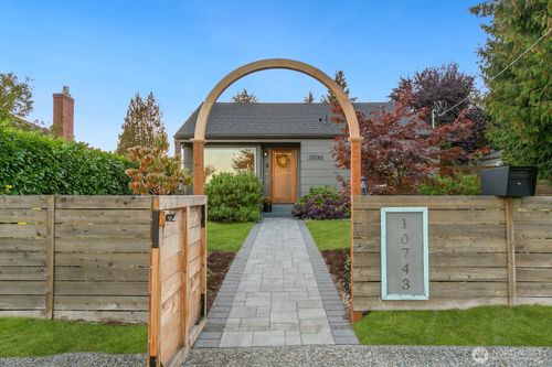 10743 Fremont Avenue N, Seattle, WA, 98133 | Card Image