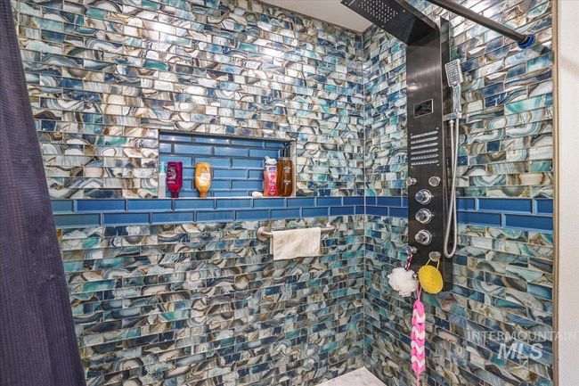 Shower in ensuite with deluxe, multi-function shower head. | Image 20