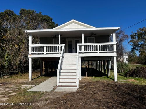 412 Roberts St, Waveland, MS, 39576-3748 | Card Image