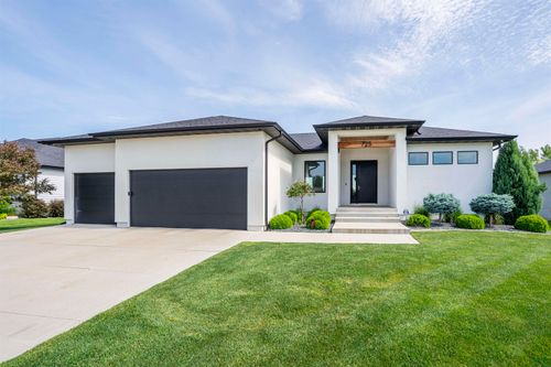 725 E Pinehurst Tr, Dakota Dunes, SD, 57049 | Card Image