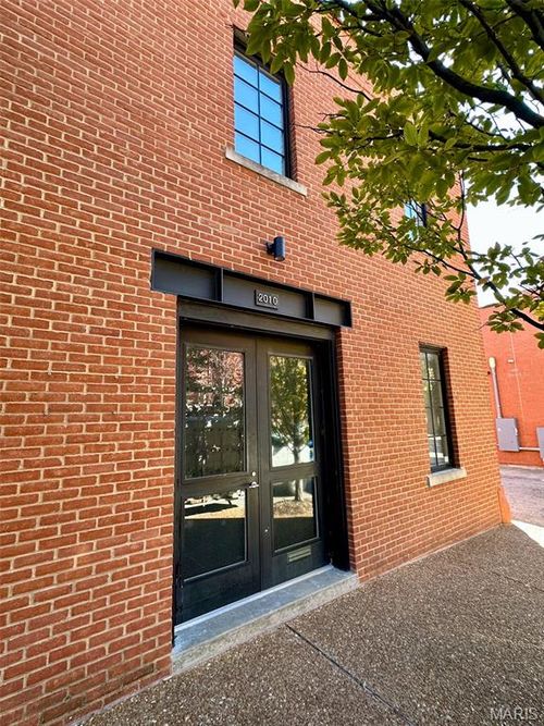 2010 S 8th St, Saint Louis, MO, 63104-4012 | Card Image