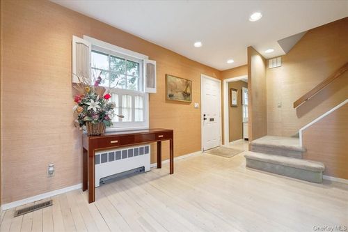 9 Circle Ln, Roslyn Heights, NY, 11577-1503 | Card Image