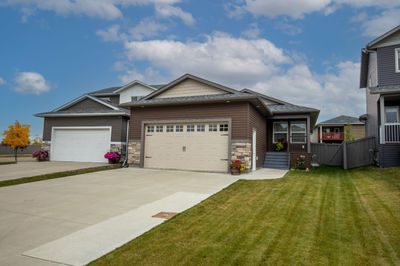 10410 134 Ave, House detached with 2 bedrooms, 2 bathrooms and 4 parking in Grande Prairie AB | Image 2