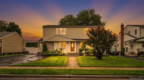 30 Andover Ln, Hicksville, NY, 11801-3402 | Card Image