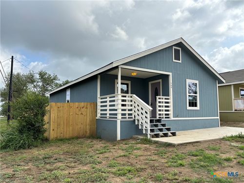 700 E 5th St, Nixon, TX, 78140 | Card Image